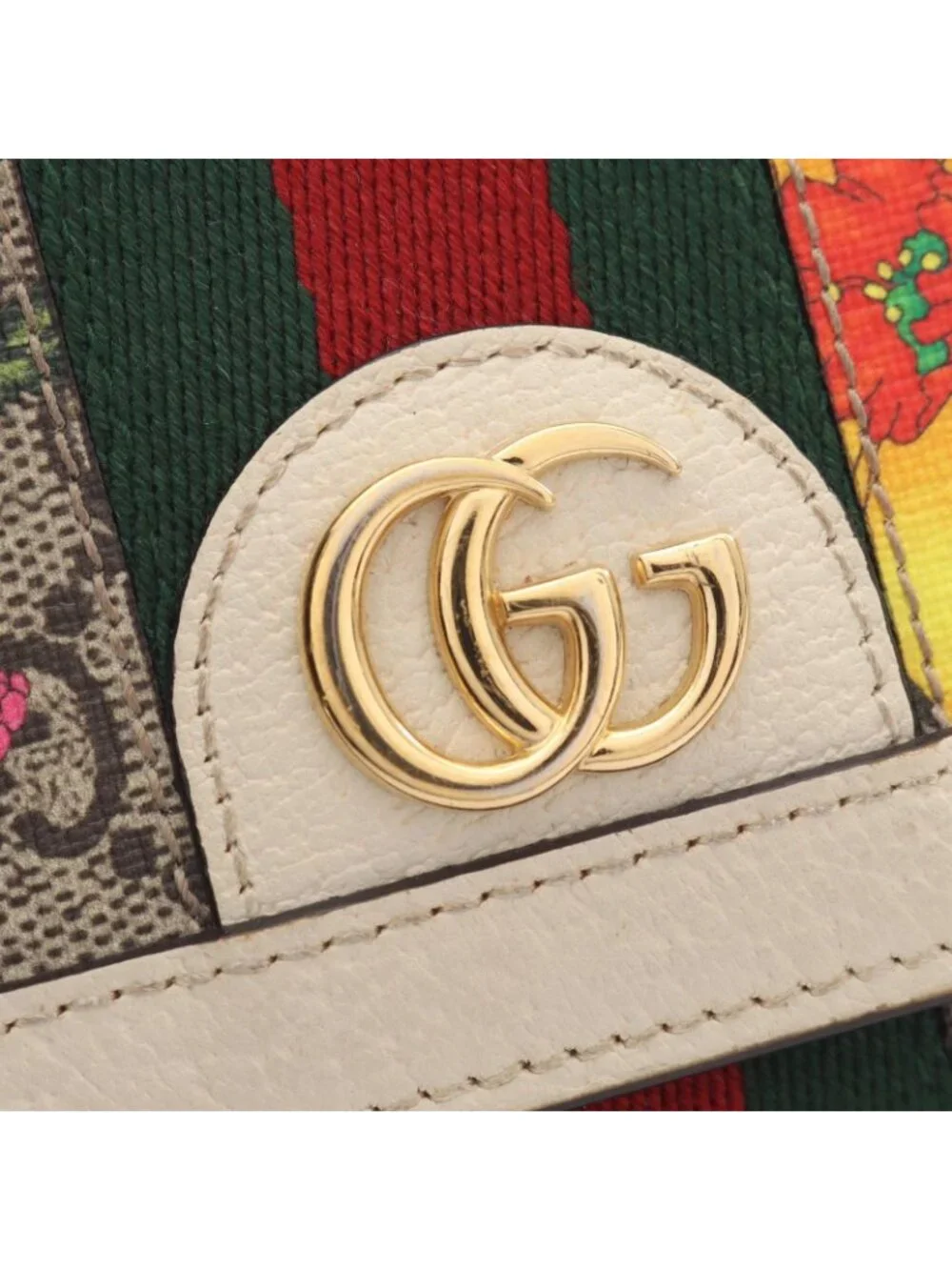 Gucci beige item presentation